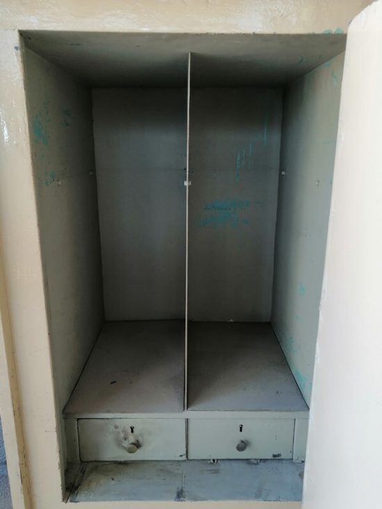 Lote: 100 - Lote: 100 - Caja Fuerte Base Mueble Metalico