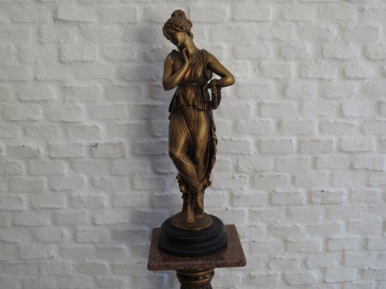 Lote: 18 - Lote: 18 - Estatuilla y pedestal