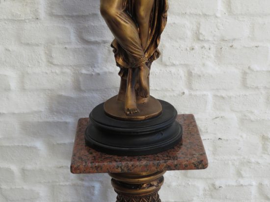 Lote: 18 - Lote: 18 - Estatuilla y pedestal