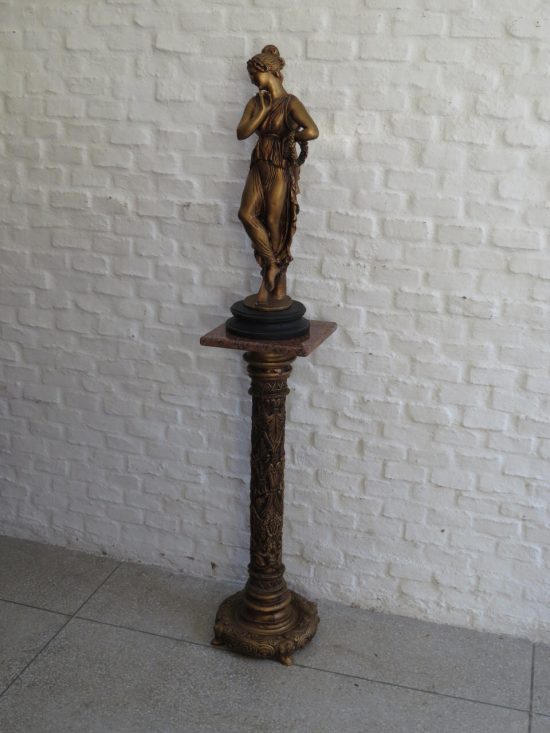 Lote: 42 - Lote: 42 - Estatuilla y pedestal