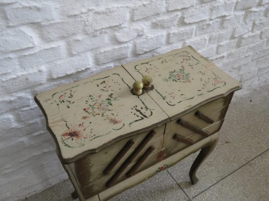 Lote: 99 - Lote: 99 - Mueble costurero